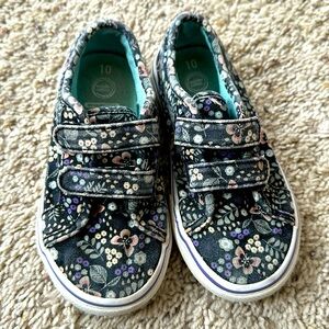 Little girl Velcro casual shoe